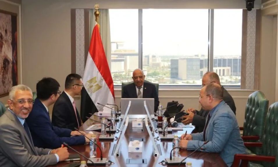 وزير الكهرباء يبحث مع «هواوي» مستجدات تصنيع بطاريات تخزين الطاقة وإقامة محطات بقدرة 4000 ميجاوات ساعة