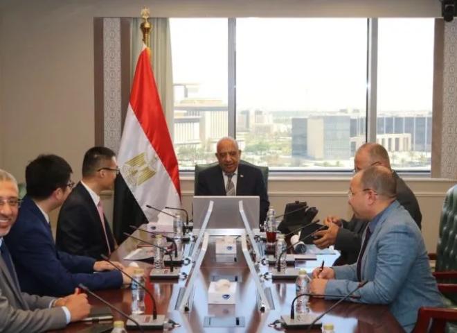وزير الكهرباء يبحث مع «هواوي» مستجدات تصنيع بطاريات تخزين الطاقة وإقامة محطات بقدرة 4000 ميجاوات ساعة