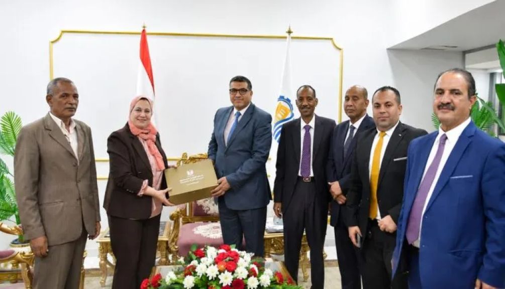 برعاية البنك الزراعي المصري.. توزيع 1400 كوبون غذائي على الأسر الأولى بالرعاية في قنا