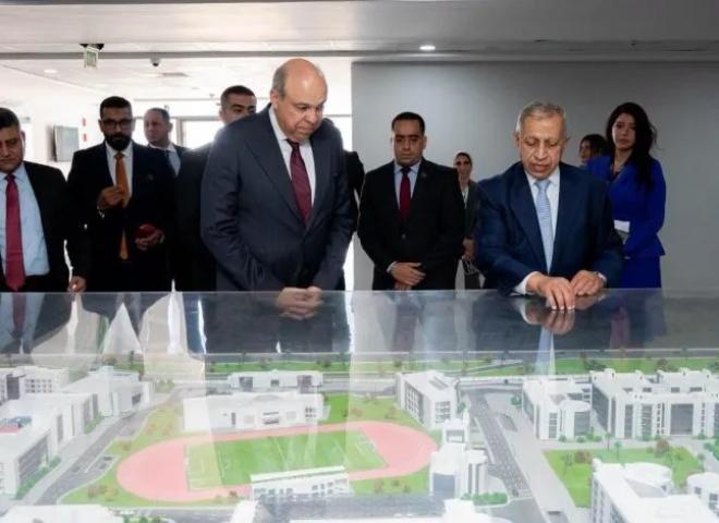 وزير الطيران يتفقد فرع الأكاديمية العربية بالعلمين الجديدة