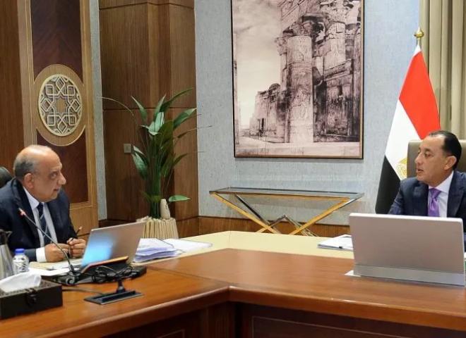 رئيس الوزراء يتابع المشروعات والخطط الحالية والمستقبلية في قطاع الطاقة الجديدة والمتجددة